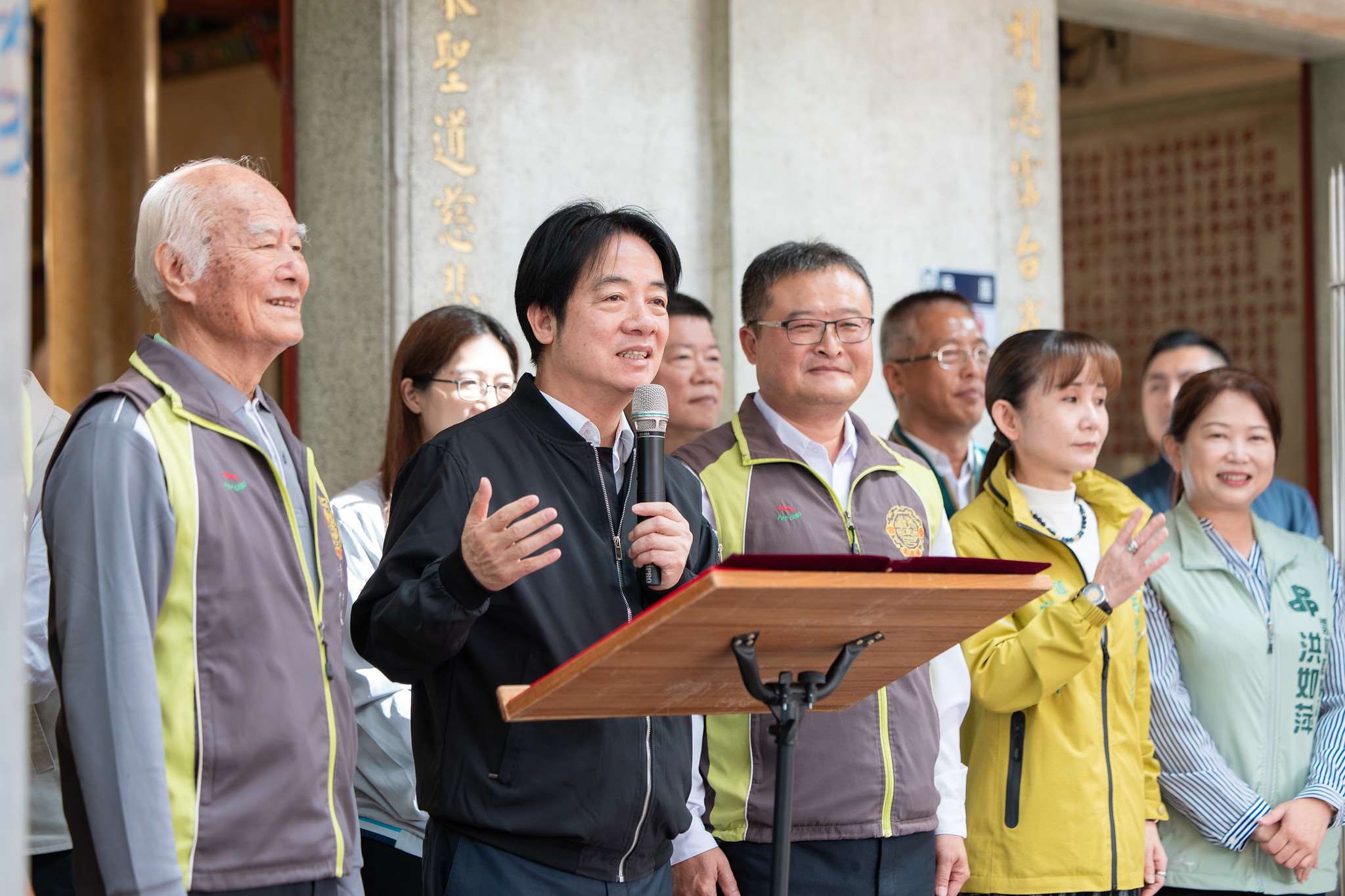 賴清德總統(前左2)21日前往雲林「西螺吳厝朝興宮」參香祈福。(總統府提供)