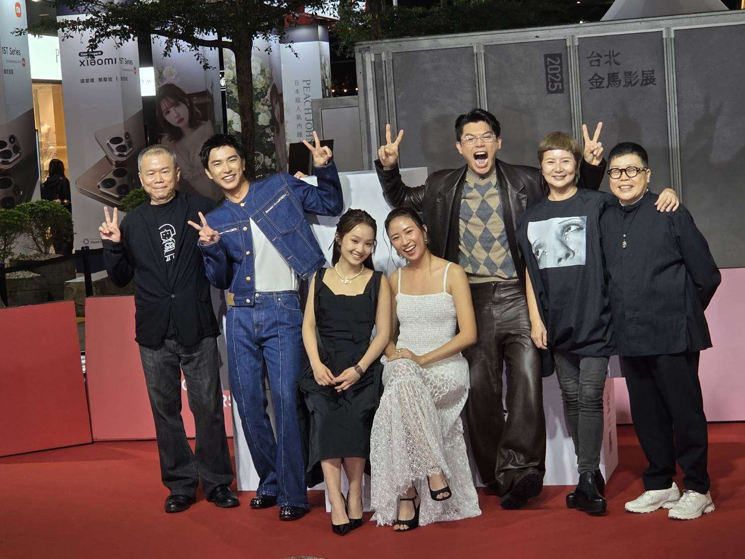 《大濛》受邀擔任本屆金馬影展開幕片，6日晚間首映 ，劇組人員開心亮相。(江昭倫 攝)