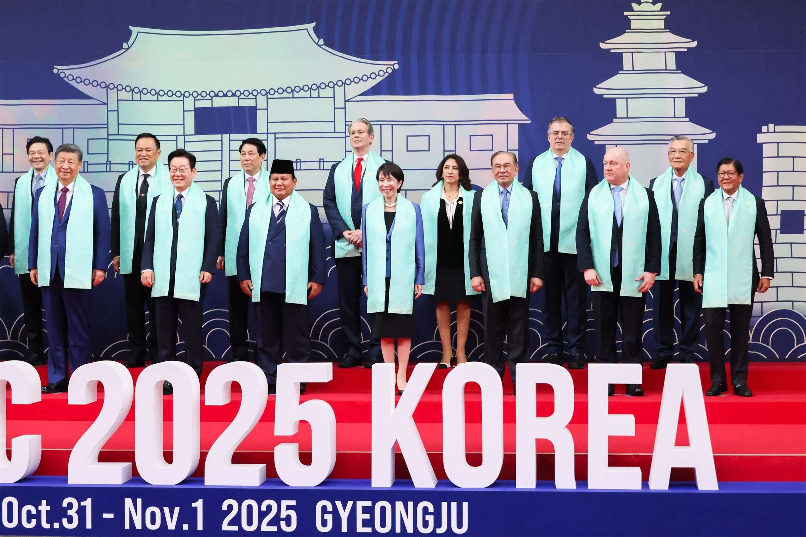 日本首相高市早苗(前排中)就任首相以來，連續參加國際會議與雙邊會談，對於她的「外交首秀」，專家給予高度評價。(X@高市早苗)