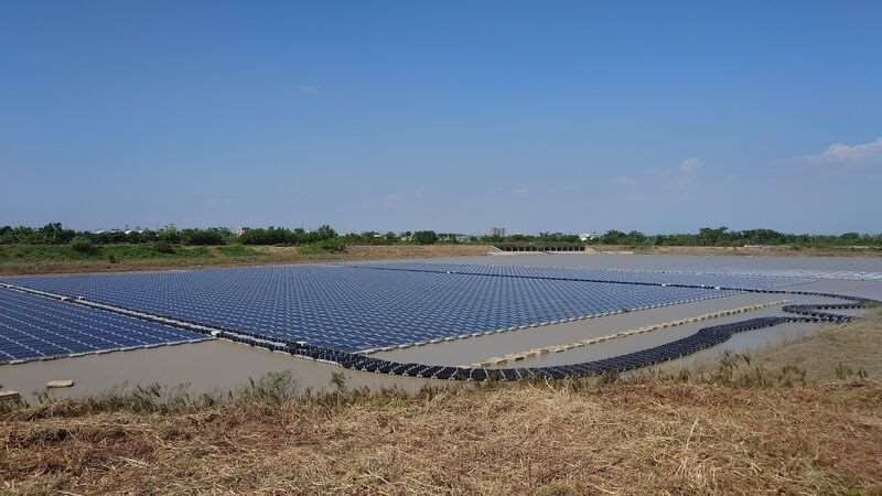 圖為嘉義鹿草荷苞嶼滯洪池浮力式太陽光電場。 (圖：中央社檔案照)