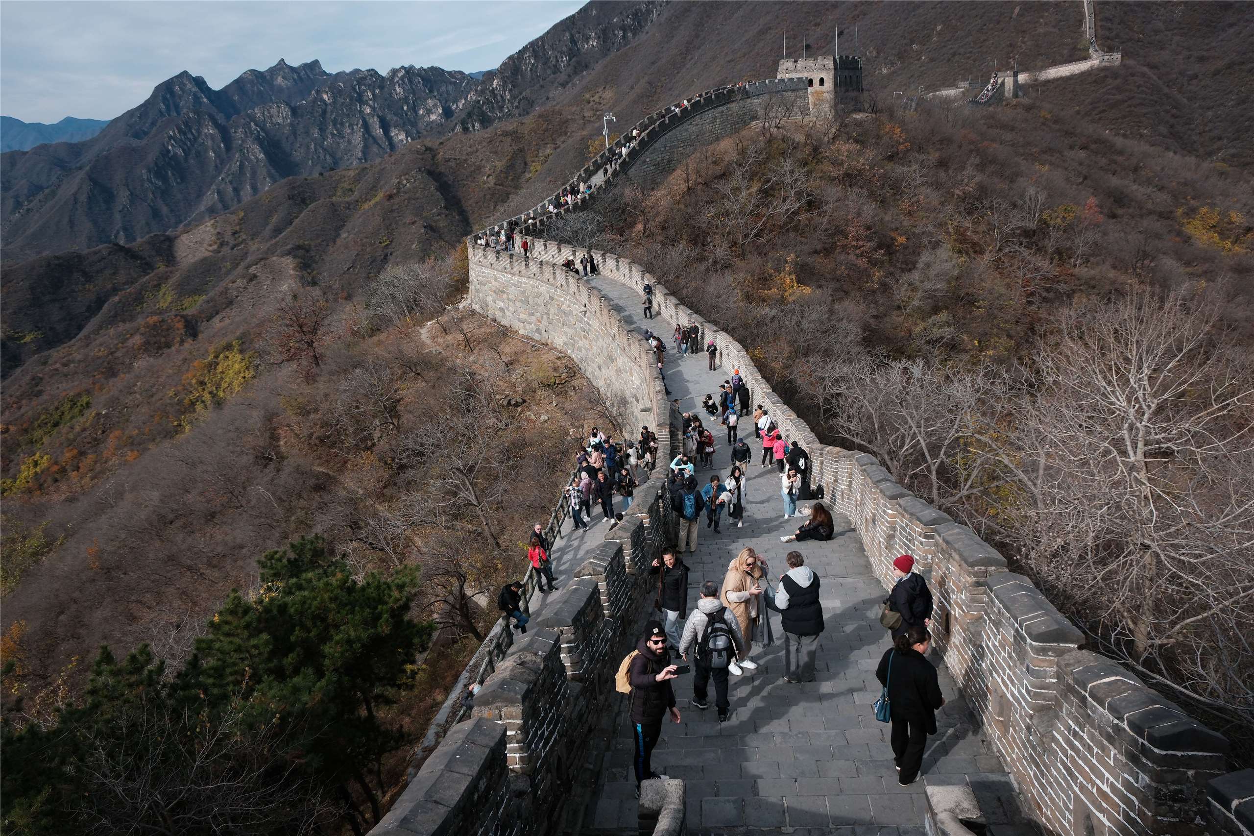 中國公布2026年農曆春節放9天。圖為遊客參觀長城北京慕田峪段。(資料照片)