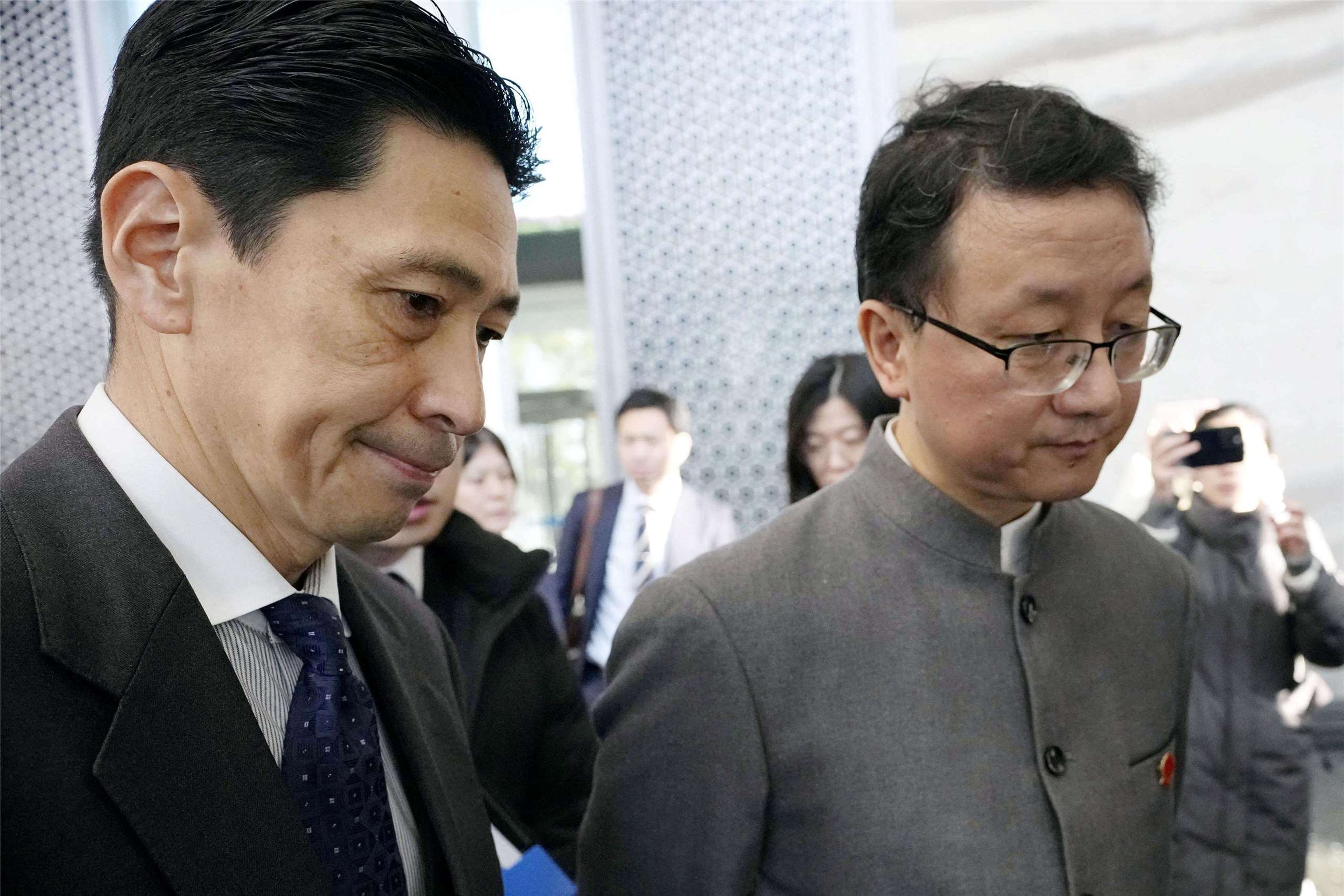 中國外交部亞洲司長劉勁松(右) 18日與日本外務省亞洲大洋洲局長金井正彰(左)在北京會談。