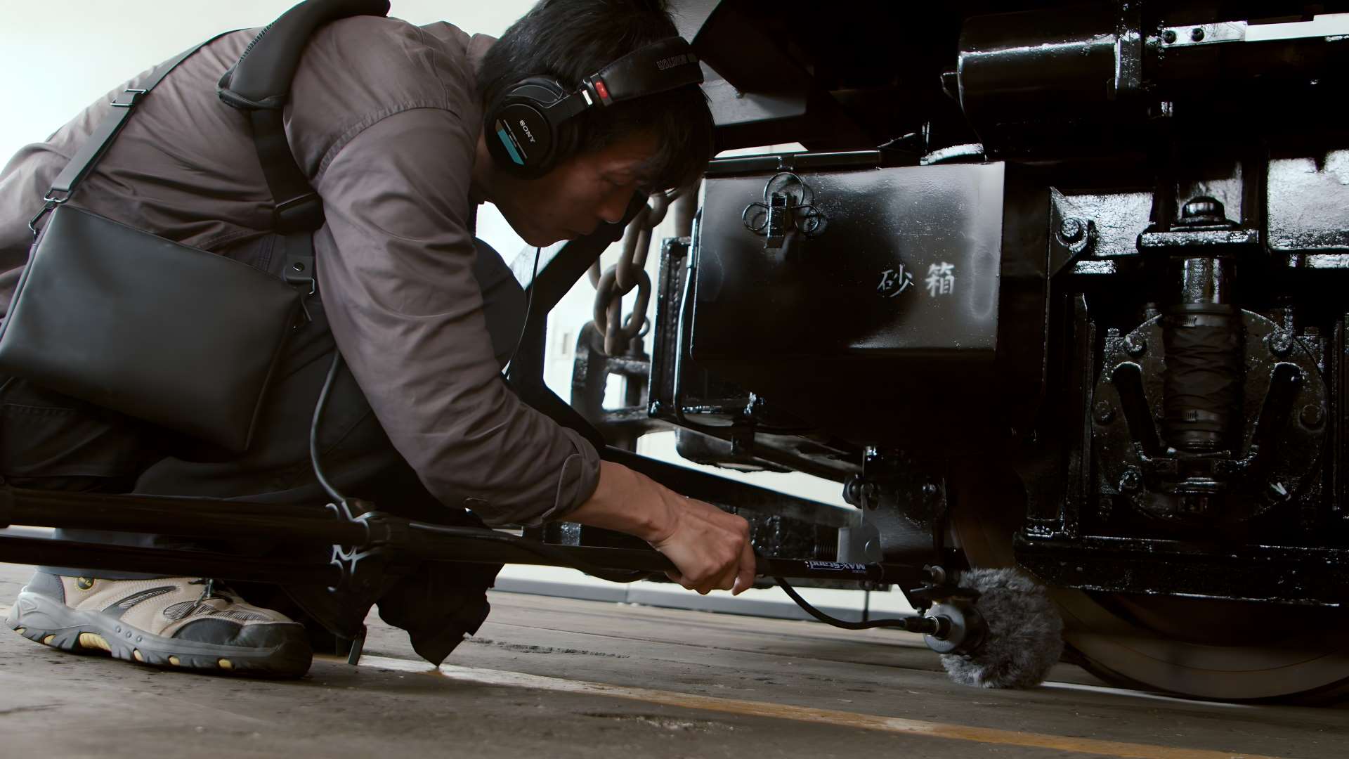 聲音地景藝術家吳燦政採集阿里山鐵路沿線的聲音(林保署提供)