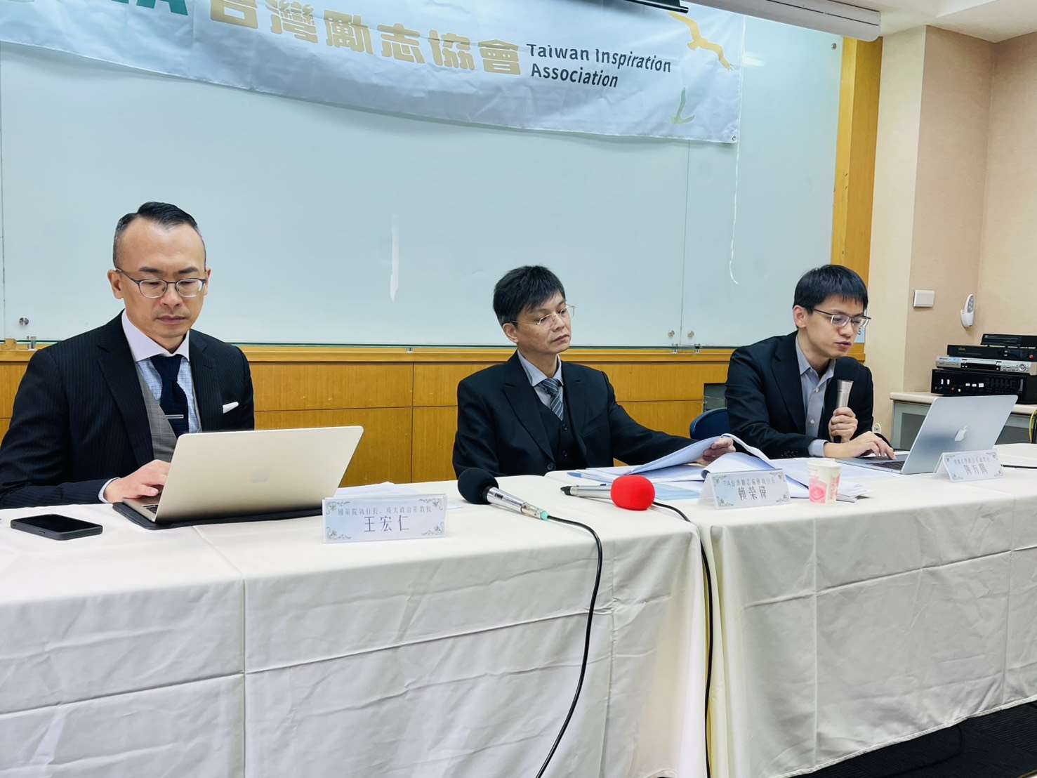 台灣勵志協會28日公布11月民意調查，邀請東吳大學副教授陳方隅(右)與成功大學政治系教授王宏仁(左)分析結果。(鄭佑漢 攝)