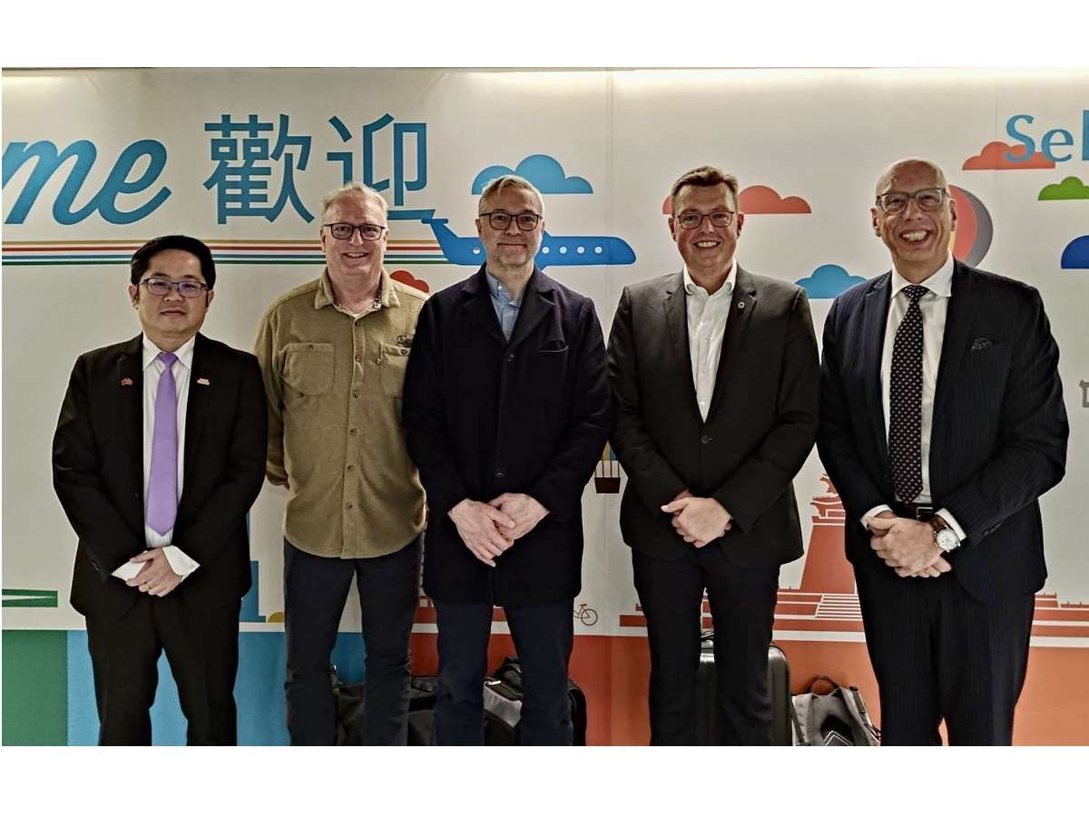 丹麥國會議員暨友台小組副主席胡格(Kasper Roug，右二)率團訪台，外交部歐洲司副司長陳明杰(左一)接機致意 (外交部提供)