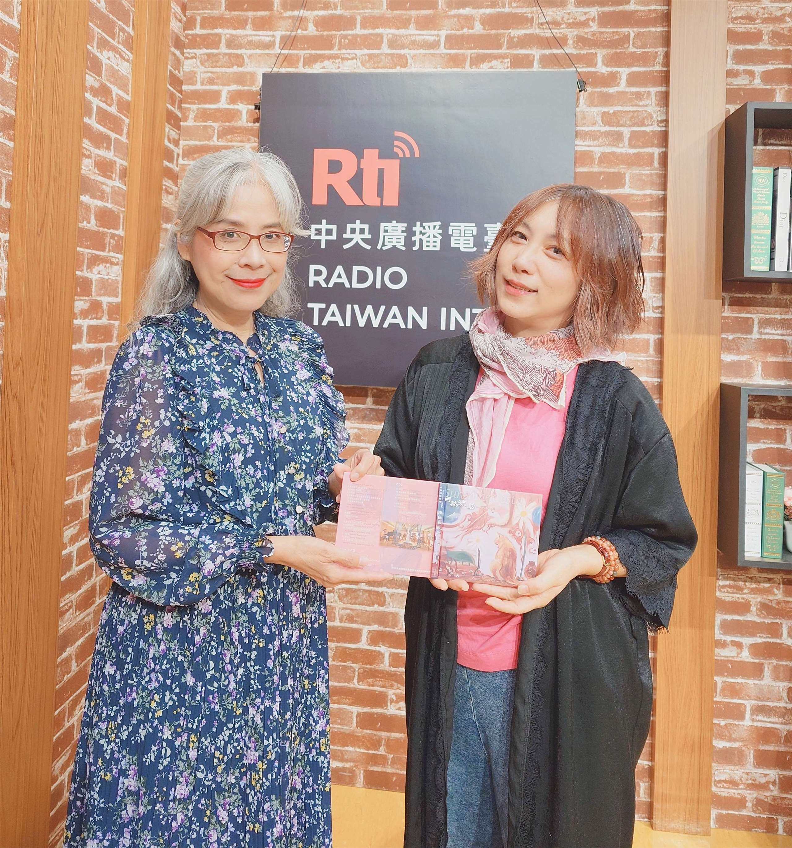 Voice to the World節目主持人介文專訪音樂人阮丹青