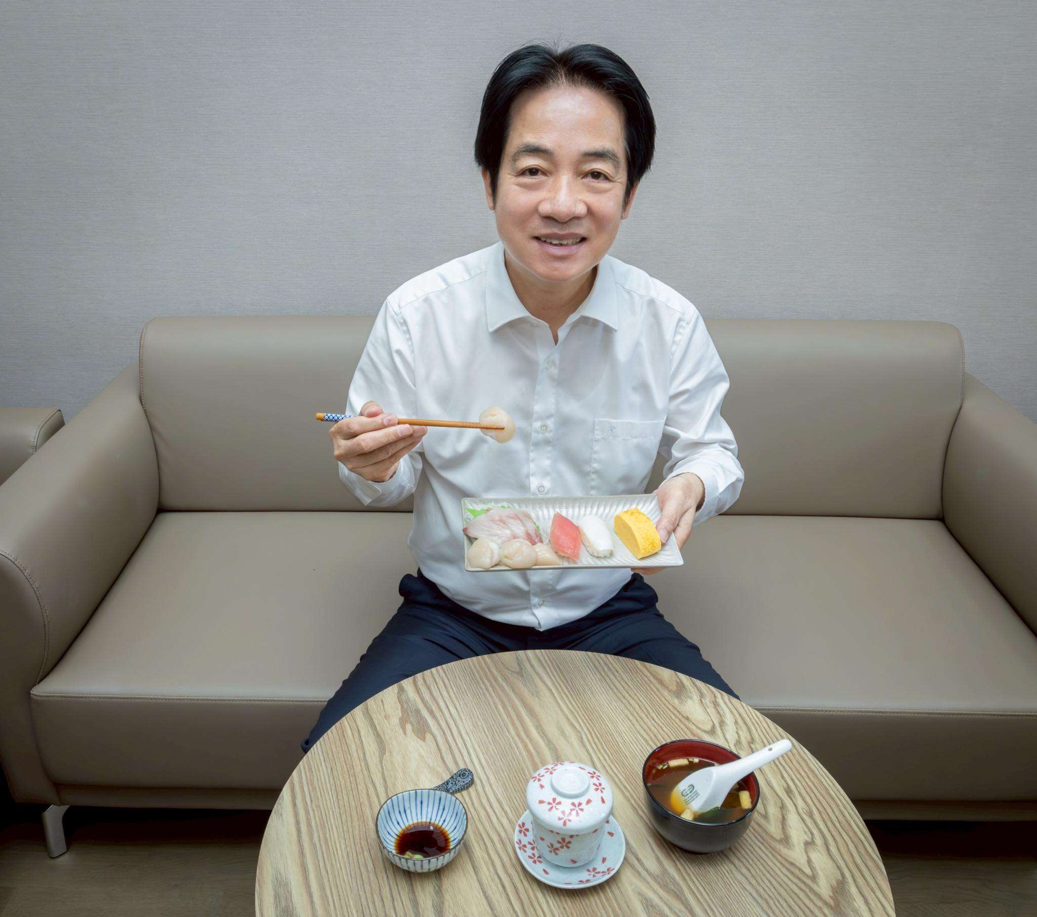 中國暫停進口日水產品，賴清德總統在多個社群媒體同步發文，表示自己吃北海道帆立貝，隔海聲援日本。(圖：賴清德臉書)