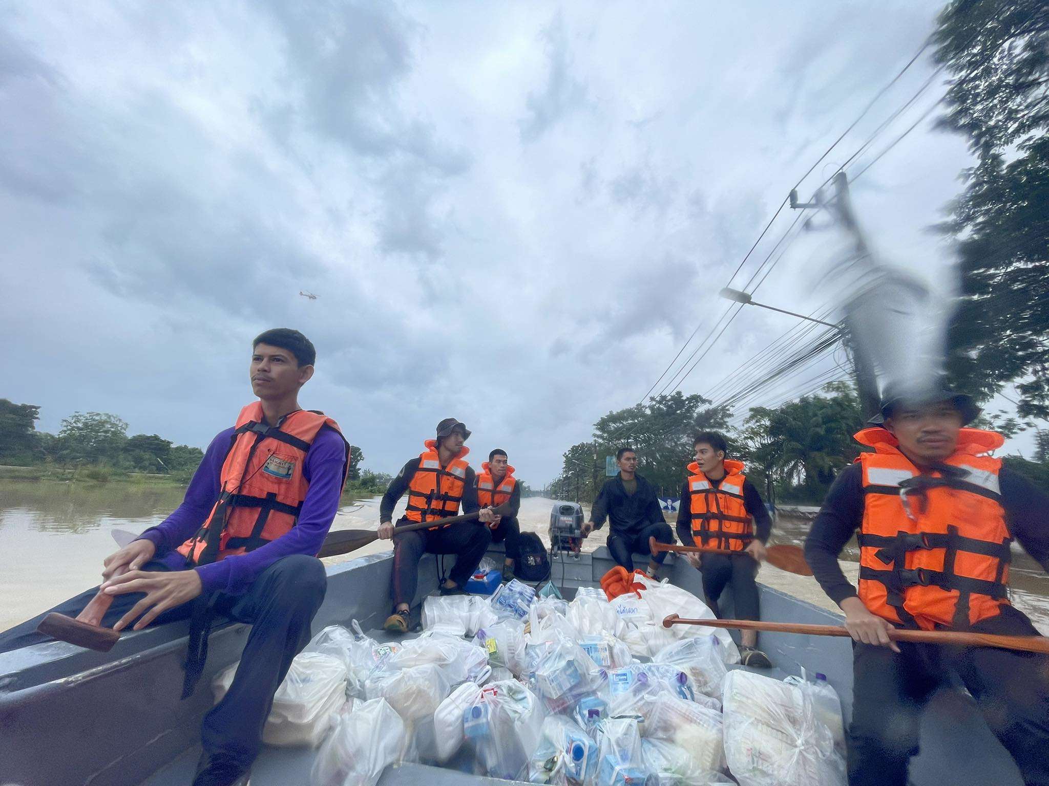 AI竄改洪災救災照片惹議，泰國邊境警察道歉並公佈了原始圖像。原圖顯示，數名未攜帶武器的警員身穿橙色救生衣在船上作業，而非穿戴頭盔和防彈衣。(FB@第437邊境巡邏警察部隊)