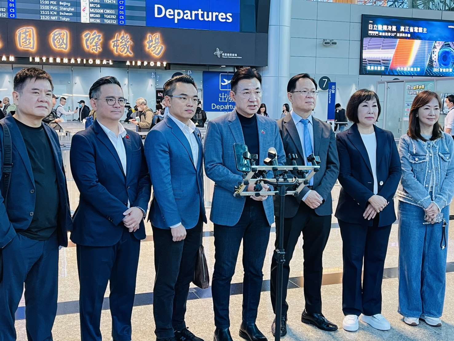 立法院副院長江啟臣16日率領立法院跨黨派立委出訪美國及巴拉圭。(鄭佑漢 攝)