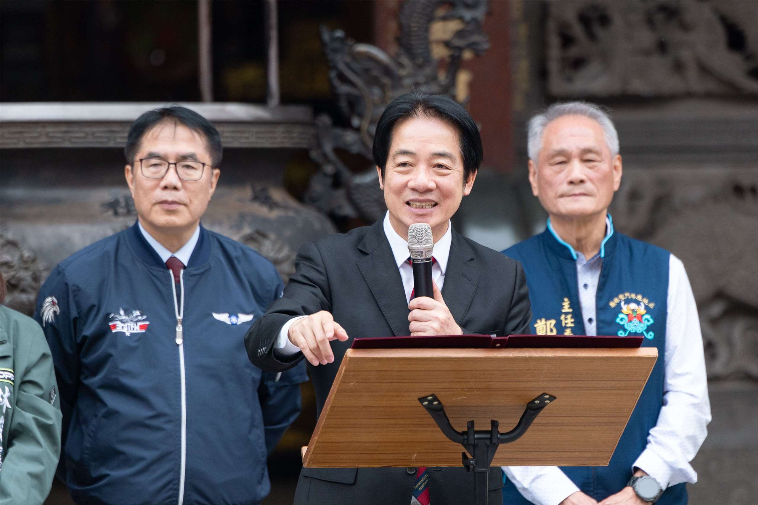 賴清德總統(中)28日至「台南孔廟」、「正統鹿耳門聖母廟」及「歸仁仁壽宮」參香祈福。(圖：總統府)