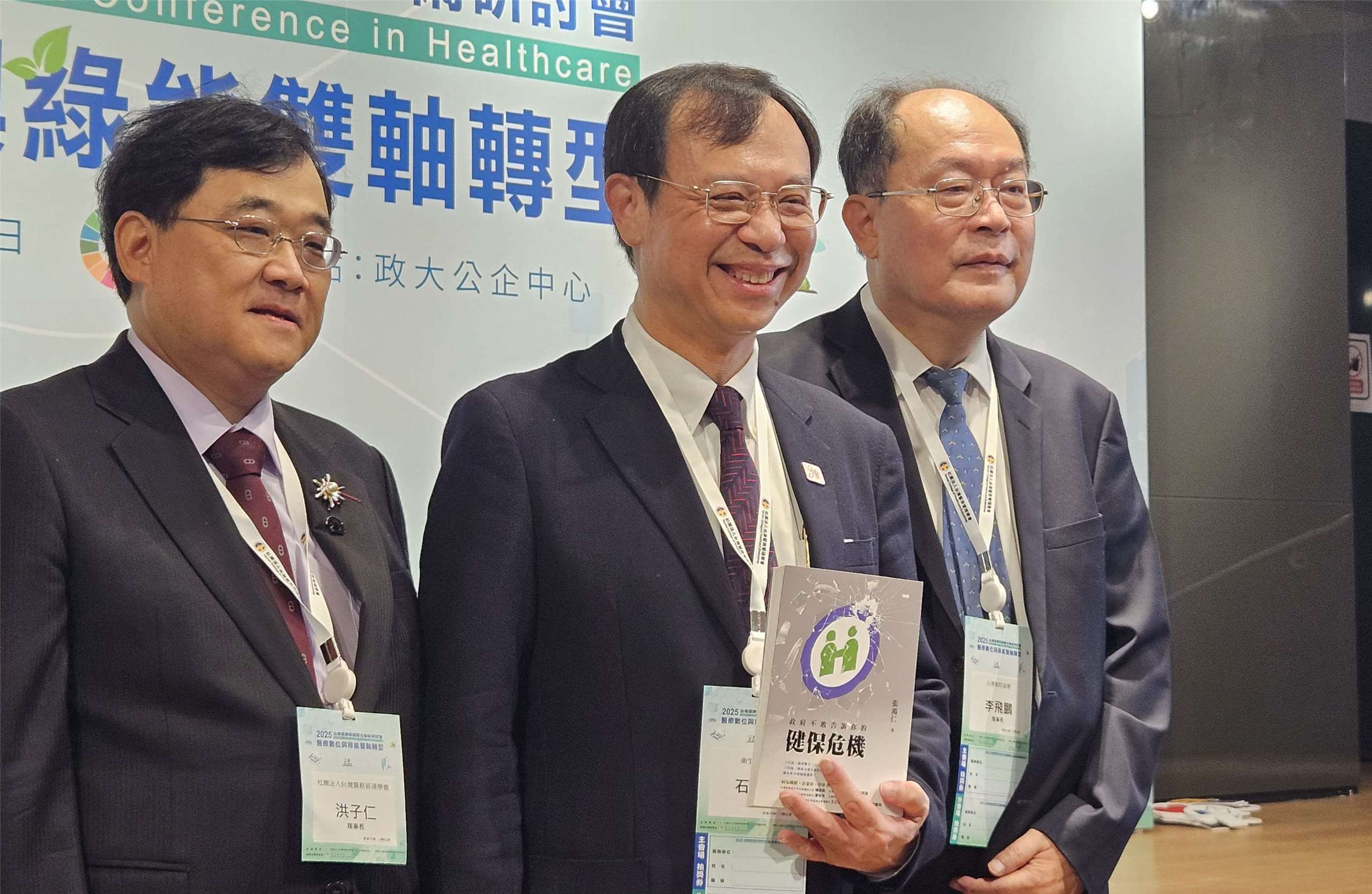 衛福部長石崇良(中)7日受訪表示，補充保費改革「只是一個想法」，尚在討論階段而已。(劉品希 攝)
