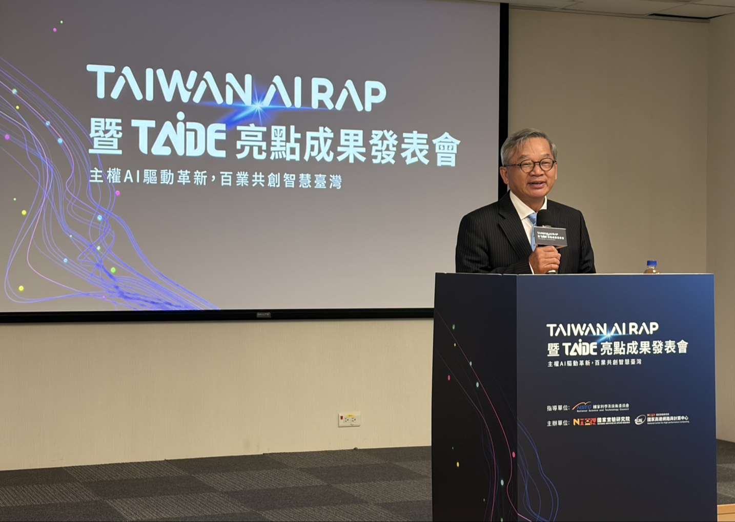 「TAIWAN AI RAP暨TAIDE亮點成果記者會」11日登場，國科會主委兼國研院董事長吳誠文出席活動。（蔡芃敏 攝）