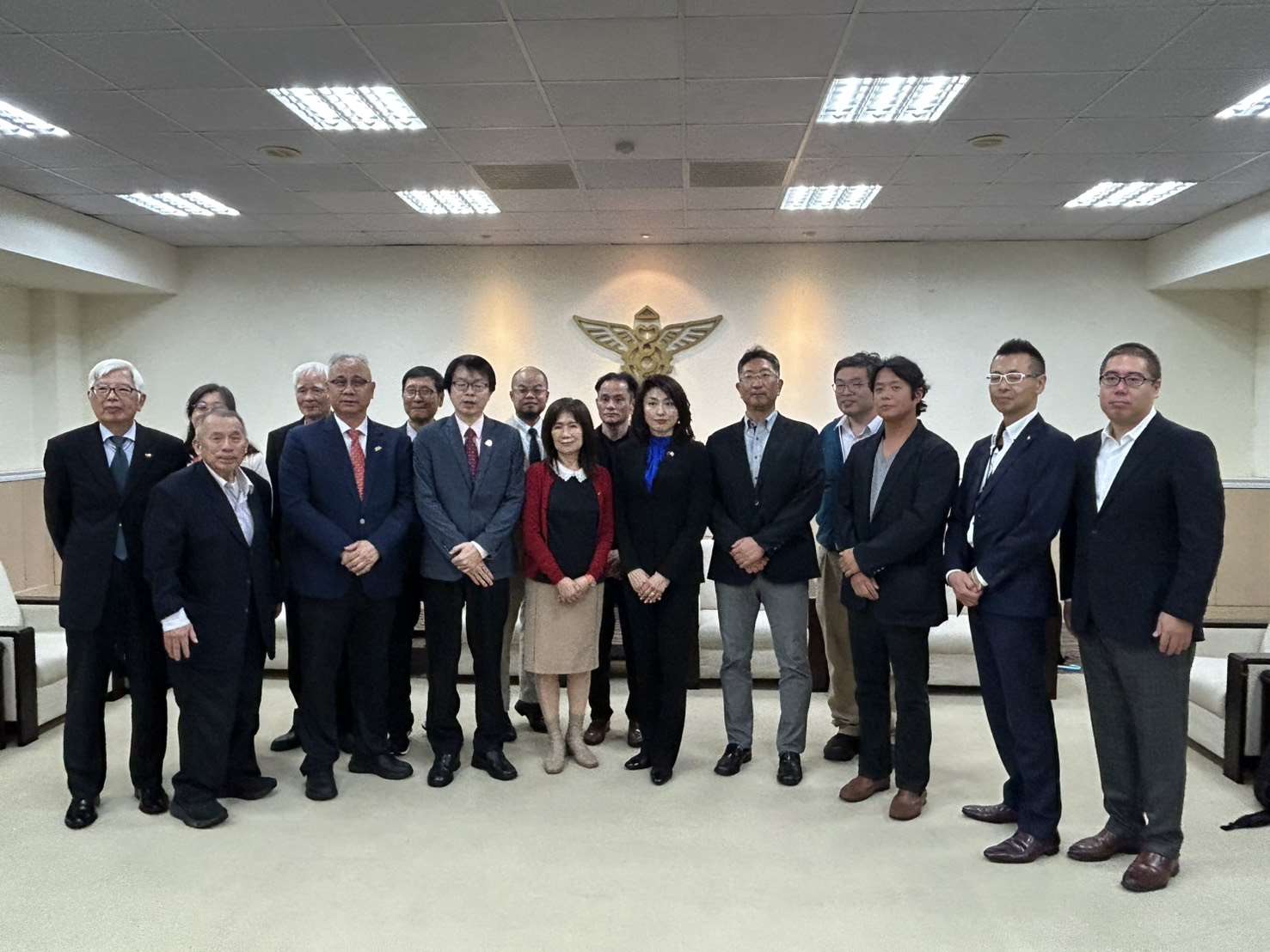 日本東京都狛江市議會議員辻村ともこ（前右五）由北社社長羅浚晅（前左三）陪同，率團訪問開南學園，由開南中學校長劉美慧（前左四）、開南大學副校長陳文甲（前左二）接待。圖：開南中學提供