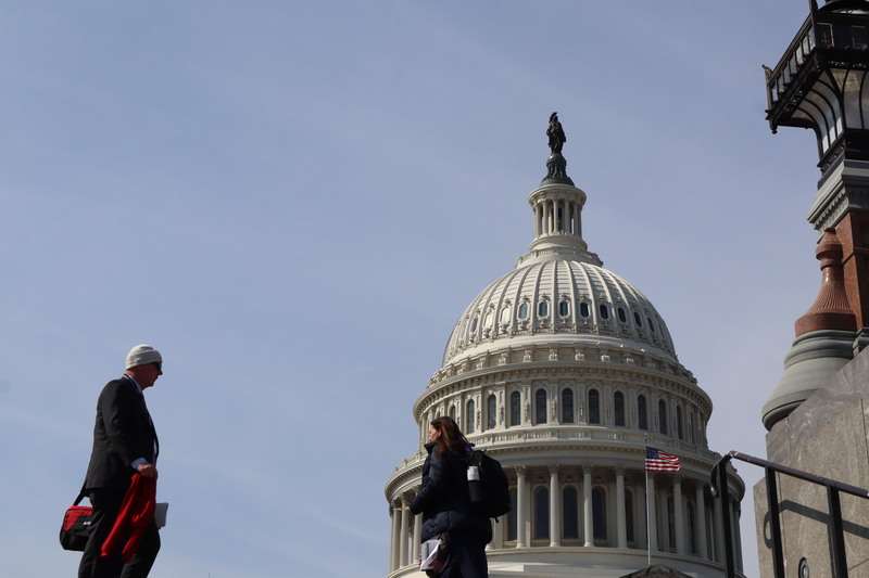 美國國會轄下美中經濟與安全審查委員會(USCC)發布年度報告指出，中國影響力及供應鏈風險正在持續擴大，呼籲美國政府應快速展開應對，否則未來恐連高科技業也有可能反轉成依賴中國。圖為美國國會大廈圓頂。 (中央社檔案照)