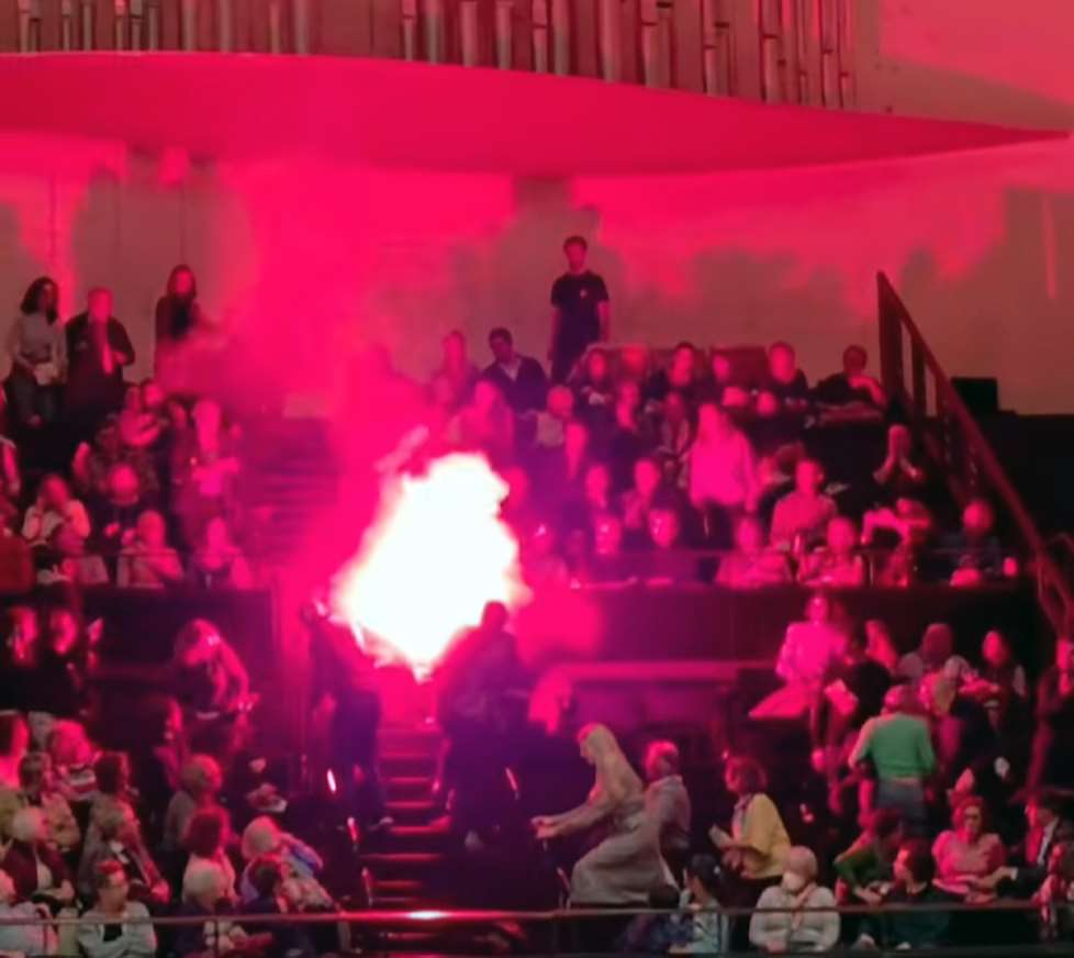 以色列愛樂樂團6日在巴黎的音樂會遭抗議者多次干擾，有人投擲信號彈，引起現場一陣恐慌。(翻攝Israel Philharmonic臉書)