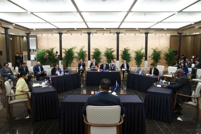 中國商務部長王文濤4日與密克羅尼西亞等5國代表分別簽署「提升經濟夥伴關係框架協定」。(圖:中國商務部官網)