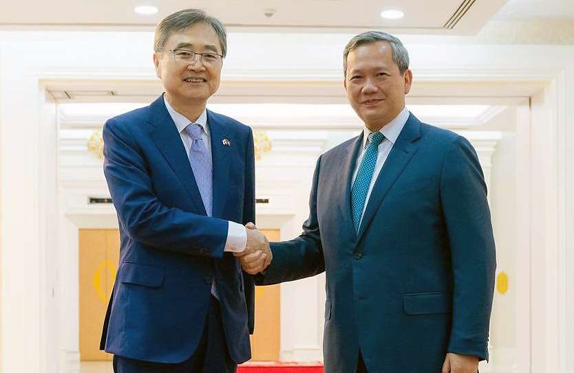 柬埔寨總理洪馬內(Hun Manet，右)10日在社群媒體上發文，指出他與南韓外交部長趙顯(左)在金邊見面，但是並沒有說明兩人會面細節。(翻攝X@Samdech Thipadei HUN MANET)