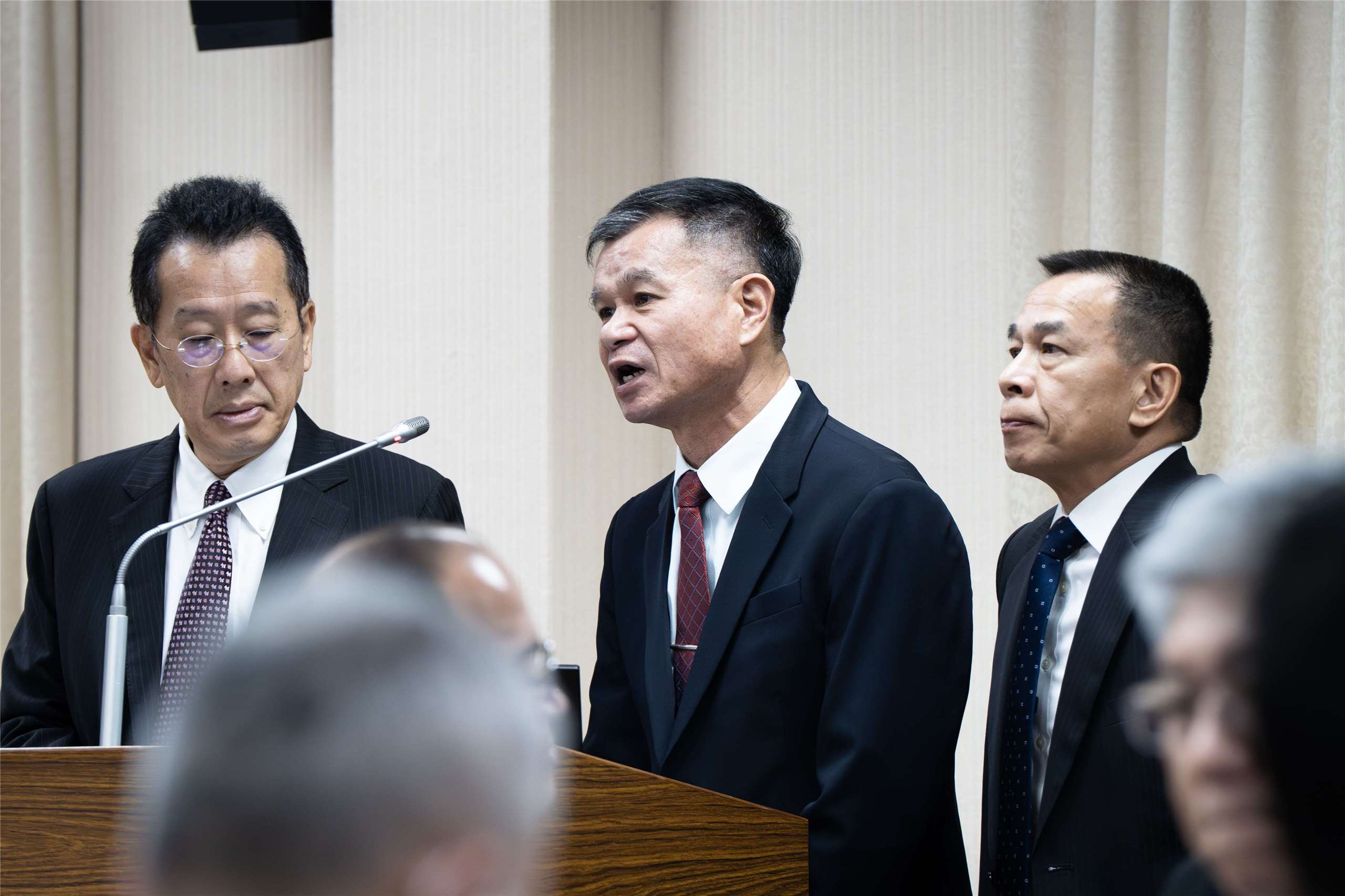 國防部戰略規劃司司長黃文啓（圖中），6日在立法院外交及國防委員會說明，國防部已於10月1日成立「人工智慧專案辦公室」，整合內部的AI推動工作。(楊仁翔 攝)