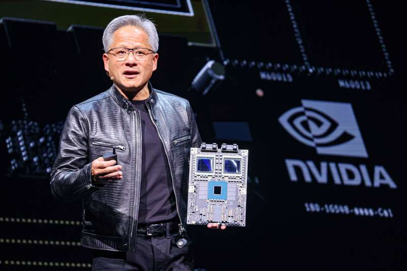 圖為輝達（NVIDIA）執行長黃仁勳去年6月間在台大發表主題演講時展示NVIDIA Blackwell平台技術。 (圖：中央社檔案照)