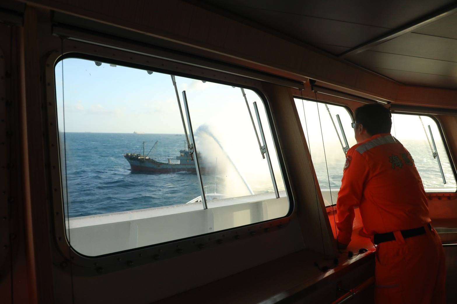 海巡署新竹艦救援中國籍漁船失火。(圖：海巡署提供)