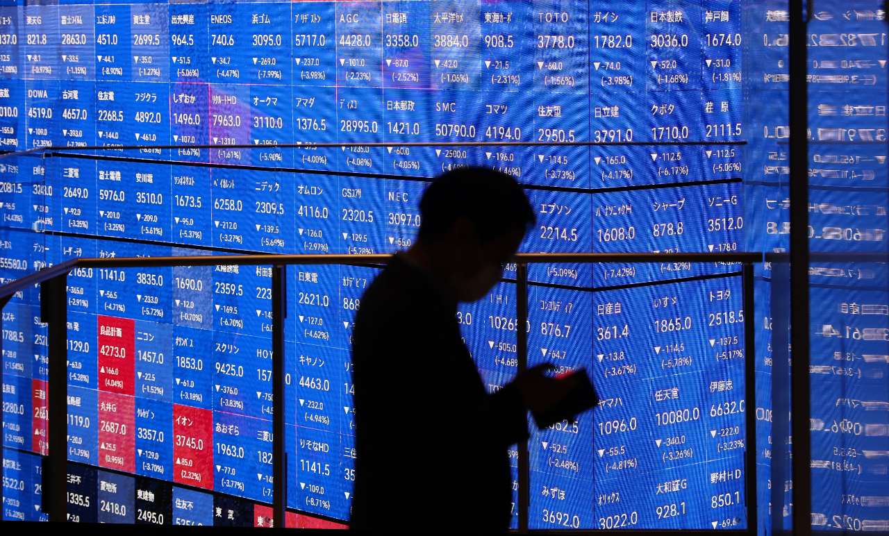 日本的旅遊與零售業者股價17日在盤中重挫。示意圖。(AFP)
