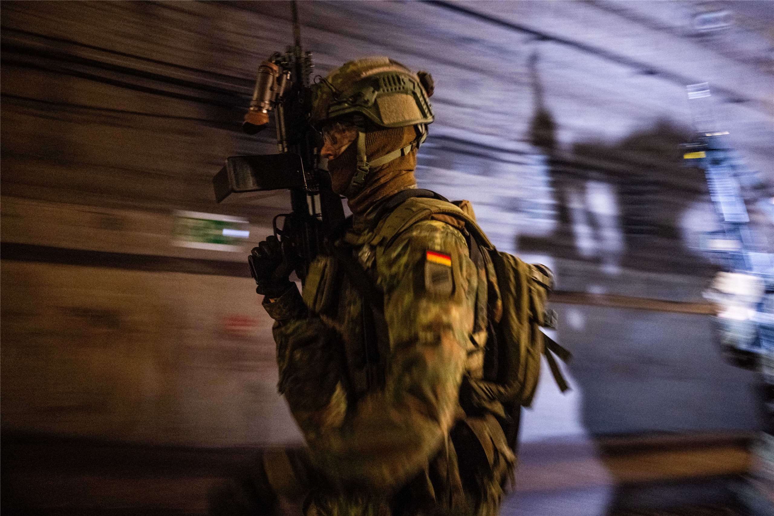 德國聯邦國防軍11月舉行「伯林堡行動」演習，一名士兵走過少女海德地鐵站的隧道。(AFP)