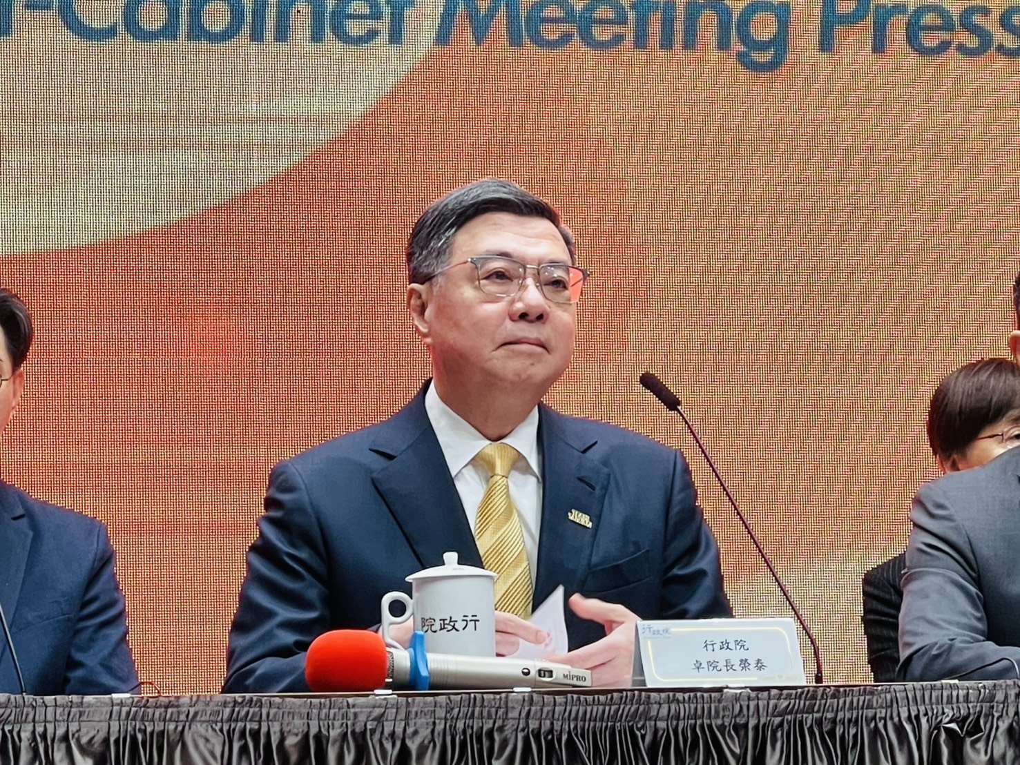 行政院會27日召開記者會，針對近日立法院三讀《財劃法》修正案提覆議案，行政院長卓榮泰親上火線說明。(鄭佑漢 攝)