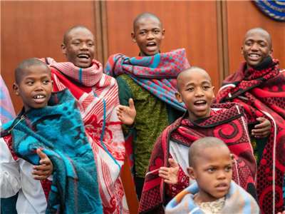 賴索托「阿彌陀佛關懷中心」院童來台巡演並拜會外交部，外長林佳龍贈送院童彩色鉛筆祝福彩色人生 (圖取自林佳龍臉書)