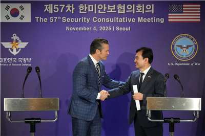 美國防長赫格塞斯(Pete Hegseth，左) 4日在首爾與南韓防長安圭伯(Ahn Gyu-back，右)舉行會談。 