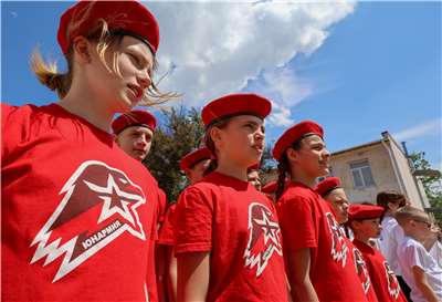 俄羅斯青年軍參加軍事愛國教育課程，內容包括武器訓練、急救處理等。資料照片。(路透社/達志影像)