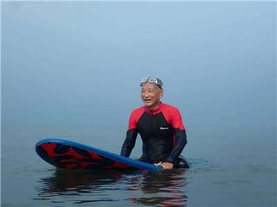 宋克義老師在位於高雄西子灣的中山大學教學多年，直到退休才發現辦公室外就是衝浪的好地點（宋克義提供）