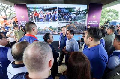 菲律賓近期爆發防洪工程貪污醜聞，涉及政府官員和民間建築業者。圖為總統小馬可仕(Ferdinand Marcos Jr)視察防洪工程。(翻攝Bongbong Marcos臉書)