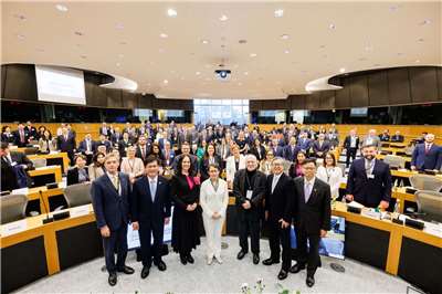 副總統蕭美琴(前排中)7日在IPAC峰會發表專題演說，和與會各國議員交流，是首次有台灣現任副總統現身歐洲議會。(翻攝IPAC官網)