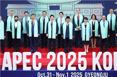 亞太經濟合作(APEC)峰會1日在南韓慶州落幕，各國領袖披上玉色披肩合照。(RT/達志影像)