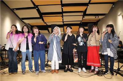 11月22日登場的「台北大巨蛋‧民歌大團圓」即將迎來華語樂壇史上最夢幻的期間限定合唱組合「八仙合韻」。左起許淑絹、林佳蓉、徐曉菁、楊芳儀、邰肇玫、芝麻(陳艾玲) 大南方、小南方。(中華音樂人交流協會提供)