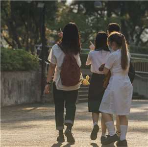 香港年輕一代，本該是活力四射，現在卻因升學等因素顯得焦慮、壓力大增。圖為香港中學生，示意圖。(圖：unsplash)