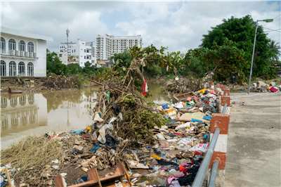 越南災情尚未復原之際，熱帶風暴「天琴」即將來襲。圖為越南芽莊(NHA TRANG)遭受洪災後，現場滿目瘡痍。資料照。
