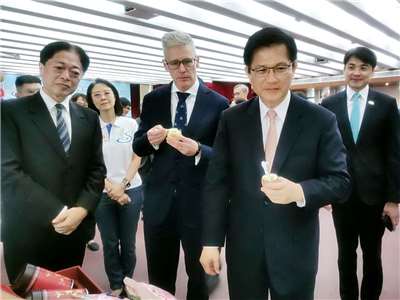 外交部農業青年大使新南向交流計畫4日授旗，外長林佳龍(右二)與農業部主祕林家榮、公眾會副執行長陳怡君、澳洲駐台代表馮國斌、公眾會執行長蕭光偉(圖左至右)一起參觀青農品牌與農產品 (央廣記者王照坤 攝)