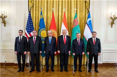 美國總統川普(右3)川普6日首度在白宮接待中亞5個國家的領袖，就稀土開發議題進行討論。(X@The White House)