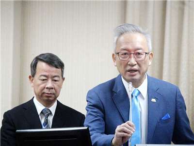 美國國會「美中經濟暨安全檢討委員會」建議台灣出資協助菲律賓升級軍事基地，外交部政務次長吳志中(右)24日在立法院答詢表示，目前僅是政策建議，國安局副局長張元斌(左)則表示沒有收到相關情訊 (央廣記者王照坤 攝)