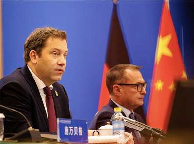 德國財政部長克林拜耳(左)18日在北京訪問期間討論中國產能過剩的問題。 (圖:X@BMF_Bund)