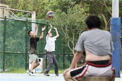 氣象署表示，各地天氣溫暖穩定，週一東北風增強逐日降溫 。