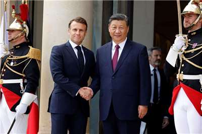 外媒報導，法國總統馬克宏(Emmanuel Macron，左)將於12月3日訪問中國，並與中國國家主席習近平(右)會面。圖為兩人合影資料照。(AFP)