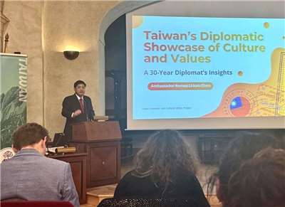 駐捷克代表陳立國13日在捷克最高學府查理大學(Charles University)發表演講。 (圖:駐捷克代表處)