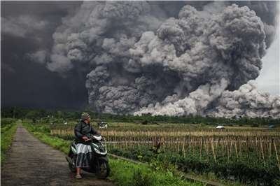 印尼爪哇島東部的塞梅魯火山(Mount Semeru)19日噴發，火山灰和氣體直衝天際達數公里。 (AFP)