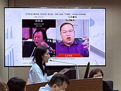 國民黨立委徐巧芯
國民黨立委徐巧芯10月15日在立法院外交及國防委員會質
詢時，關切改編自民進黨立委王世堅質詢用詞的「沒
出息」，是否如民進黨立委王義川所指為「統戰歌
曲」。
中央社記者吳書緯攝  114年10月15日
