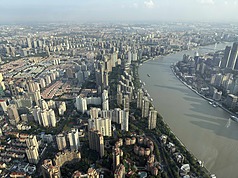 圖為從上海中心大廈眺望市區景象。
