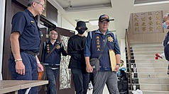 演員陳柏霖(中)。