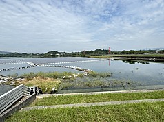 圖為高雄鳳山水庫及阿公店水庫的光電案場。（許智傑辦公室提供）

