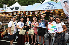 DD
台灣同志遊行登場　彩虹市集人潮多（2）
第23屆台灣同志遊行25日下午在台北盛大登場，活動
主舞台周邊亦設有「彩虹市集」，貼身內著品牌也響
應性別平權理念，設攤參與。
中央社記者張新偉攝　114年10月25日
